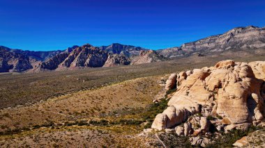 Red Rock Canyon 'daki ünlü kırmızı kayalar ve bej kumtaşları - hava fotoğrafçılığı