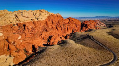 Nevada Çölü 'ndeki Muhteşem Kızıl Kaya Kanyonu - hava manzaralı - hava fotoğrafçılığı