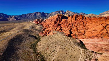 Red Rock Canyon 'daki ünlü kırmızı kayalar ve bej kumtaşları - hava fotoğrafçılığı