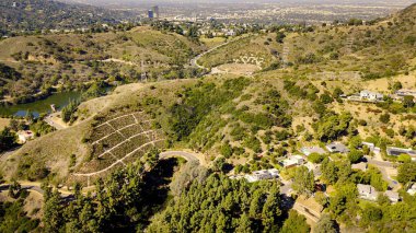 Hollywood Hills hava görüntüsü - Los Angeles İHA görüntüsü - LOS ANGELES, ABD - 5 Kasım 2023