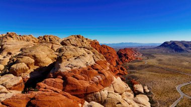 Nevada Çölü 'ndeki Muhteşem Kızıl Kaya Kanyonu - hava manzaralı - hava fotoğrafçılığı
