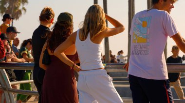 Venice Beach 'teki kaykay parkı popüler bir yerdir - LOS ANGELES, ABD - Kasım 5. 2023