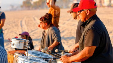 Venedik plaj perküsyoncuları gün batımında davul çalıyorlar - bir plaj partisinde iyi vakit geçiriyorlar - LOS ANGELES, USA - NOVEMBER 5. 2023