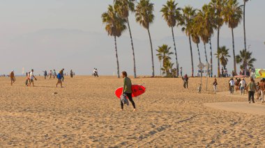 Güneşli bir günde Popüler Venedik Plajı ve Okyanus Önü Yürüyüşü - LOS ANGELES, ABD - 5 Kasım. 2023