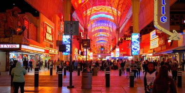 Las Vegas şehir merkezindeki Fremont Street Experience - LAS VEGAS, ABD - 31 Ekim. 2023