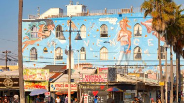 Güneşli bir günde Popüler Venedik Plajı ve Okyanus Önü Yürüyüşü - LOS ANGELES, ABD - 5 Kasım. 2023