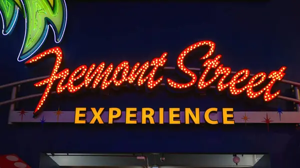 Las Vegas şehir merkezindeki Fremont Street Experience - LAS VEGAS, ABD - 31 Ekim. 2023