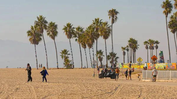 Suosittu Venice Beach Oceanfront Walk Aurinkoisena Päivänä Los Angeles Usa — kuvapankkivalokuva
