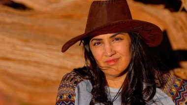 Muhteşem Büyük Kanyon 'un inanılmaz manzarasının tadını çıkaran genç bir kadın. Seyahat fotoğrafçılığı.