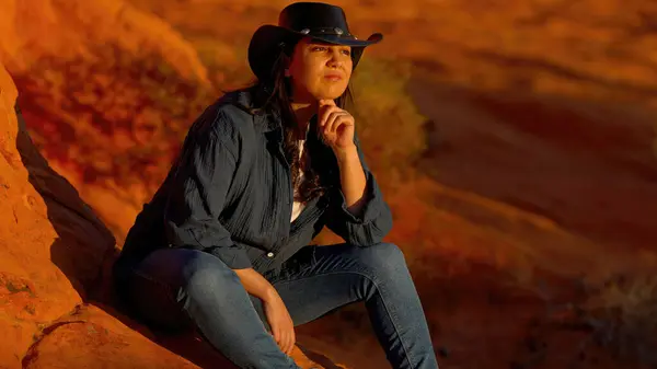 Cowgirl Entspannt Sich Auf Einem Roten Felsen Der Wüste Von — Stockfoto