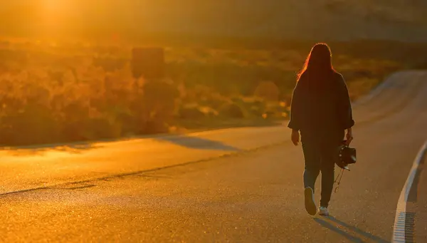 Nuori Nainen Kävelee Aavikkotietä Auringonlaskun Aikaan Matka Valokuvaus — kuvapankkivalokuva