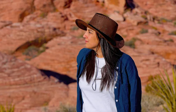 Nuori Intiaani Nainen Autiomaassa Nevada Matkustaa Valokuvaus — kuvapankkivalokuva