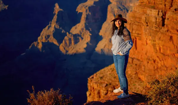 Ung Kvinne Fascinert Den Fantastiske Utsikten Grand Canyon Reisefotografering – stockfoto