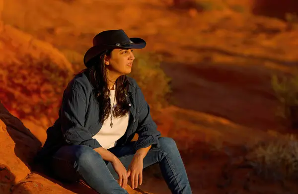 Cowgirl Rentouttava Punaisella Kalliolla Autiomaassa Arizona Matka Valokuvaus — kuvapankkivalokuva