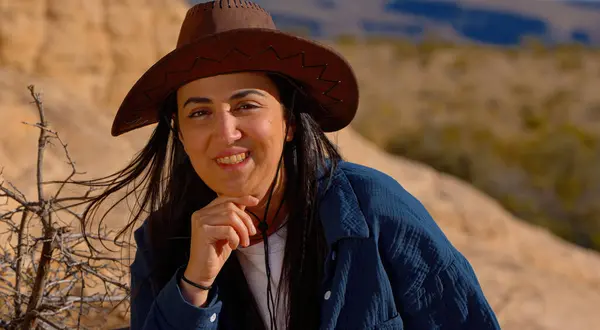 Nærbilde Ung Kvinne Vestlig Antrekk Arizona Ørkenen Reisefotografering – stockfoto