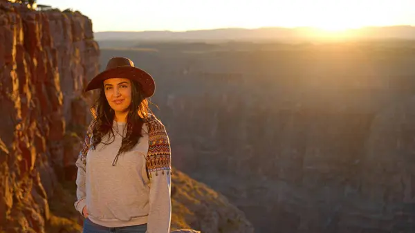 Nuori Nainen Kiehtonut Henkeäsalpaavat Näkymät Grand Canyon Matka Valokuvaus — kuvapankkivalokuva