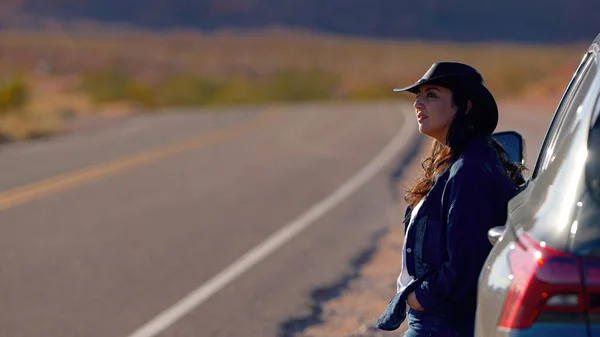 Junge Frau Auf Einem Roadtrip Durch Die Wüste Angelehnt Ihr — Stockfoto