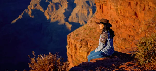 Innfødt Amerikansk Jente Fascinert Den Fantastiske Skjønnheten Grand Canyon Reisefotografering – stockfoto