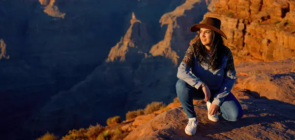 Unge Kvinner Flyttes Overveldes Grand Canyons Fascinasjon Følelse Endeløs Frihet – stockfoto