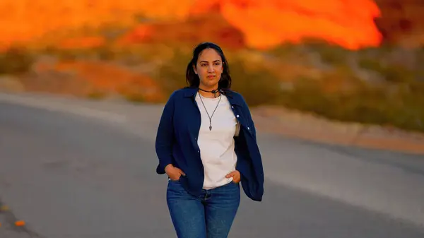 Vakker Kvinne Som Poserer Bilder Ved Solnedgang Ørkenen Reisefotografering – stockfoto