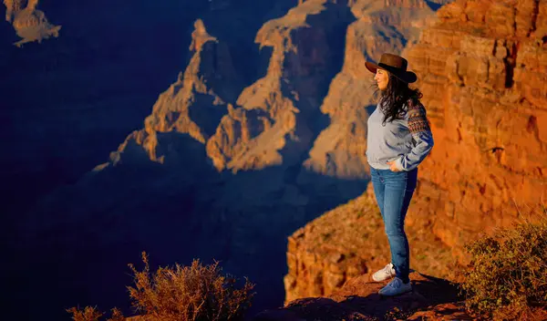 Nuori Nainen Kiehtonut Henkeäsalpaavat Näkymät Grand Canyon Matka Valokuvaus — kuvapankkivalokuva