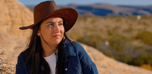 Nuori Nainen Länsi Asu Nauttia Rauhasta Kanjonissa Nevadan Autiomaassa Matka — kuvapankkivalokuva