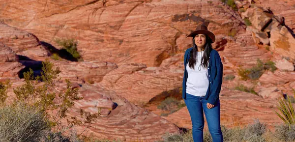 Ung Kvinne Vestlig Antrekk Som Utforsker Den Fantastiske Red Rock – stockfoto