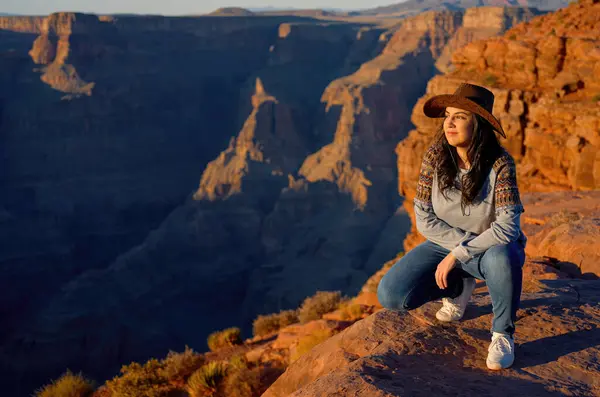 Innfødt Amerikansk Jente Fascinert Den Fantastiske Skjønnheten Grand Canyon Reisefotografering – stockfoto