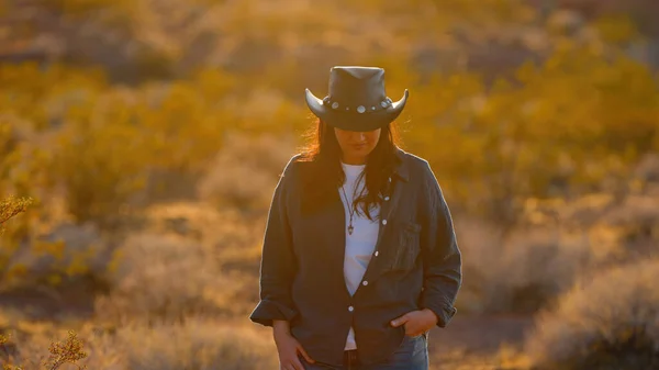 Fryktløs Cowgirl Utsmykket Robust Cowboyhatt Går Gjennom Det Harde Ørkenlandskapet – stockfoto