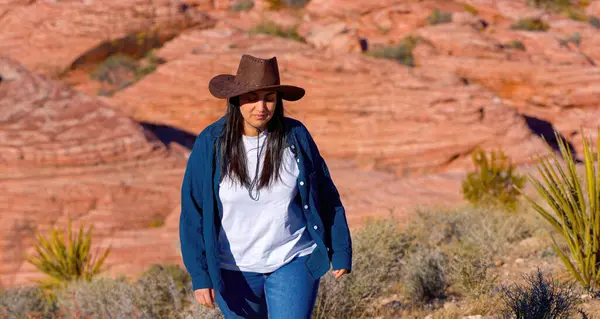Nuori Lehmityttö Kävelee Yksin Autiomaassa Nevada Matkustaa Valokuvaus — kuvapankkivalokuva