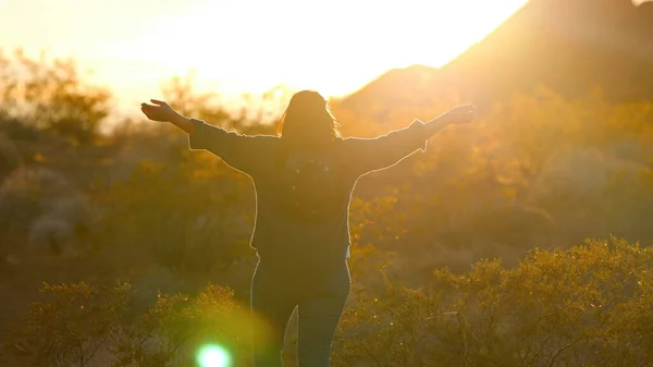 Ung Kvinne Full Lykke Som Danser Solen Reisefotografering – stockfoto