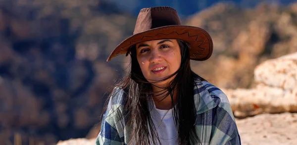 Nuori Nainen Länsimaiseen Tyyliin Asu Tutkia Hämmästyttävä Red Rock Canyon — kuvapankkivalokuva