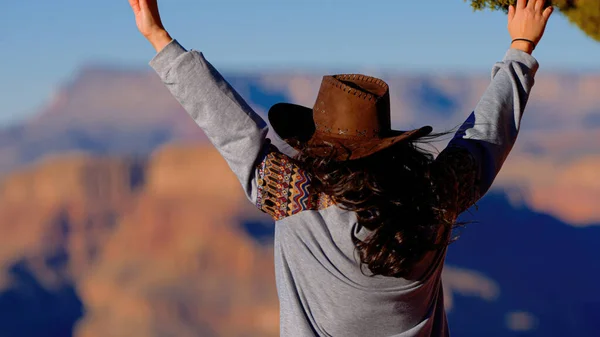 Nuori Nainen Seisoo Kalliolla Grand Canyonissa Nostaa Kätensä Äärettömän Vapauden — kuvapankkivalokuva