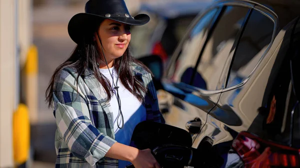 Ein Grimmiges Cowgirl Der Tankstelle Hut Und Kleidung Verströmen Westlichen — Stockfoto