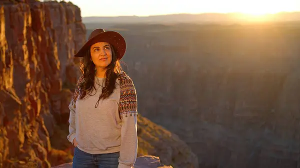 Ung Kvinne Fascinert Den Fantastiske Utsikten Grand Canyon Reisefotografering – stockfoto