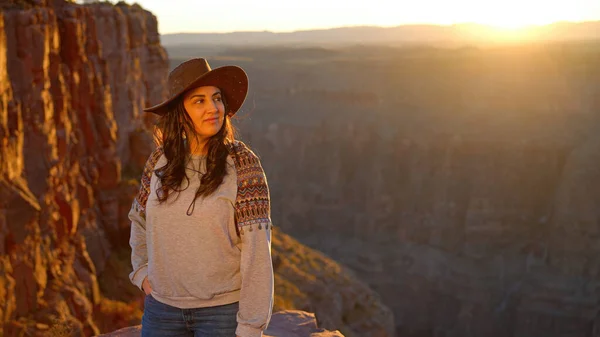Unge Kvinner Flyttes Overveldes Grand Canyons Fascinasjon Følelse Endeløs Frihet – stockfoto