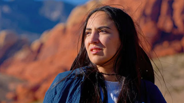 Nuori Nainen Länsi Asu Nauttia Rauhasta Kanjonissa Nevadan Autiomaassa Matka — kuvapankkivalokuva