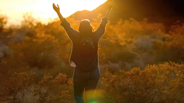 Nautitaan Viimeinen Auringonsäteet Autiomaassa Matkustaa Valokuvaus — kuvapankkivalokuva