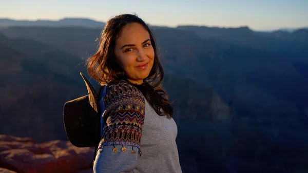 Nuori Kaunis Nainen Poseeraa Valokuvan Grand Canyon Matka Valokuvaus — kuvapankkivalokuva