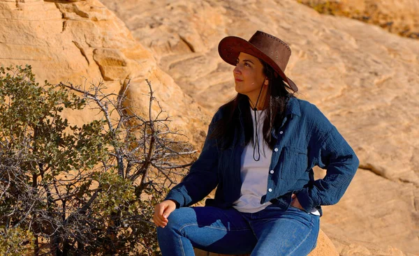 Ung Kvinne Vestlig Antrekk Nyter Roen Canyon Nevada Ørkenen Reisefotografering – stockfoto