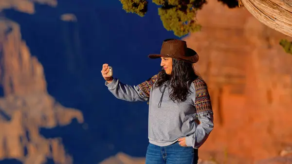 Nuori Nainen Nauttii Uskomattoman Vaikuttava Näkymä Majesteettinen Grand Canyon Matka — kuvapankkivalokuva