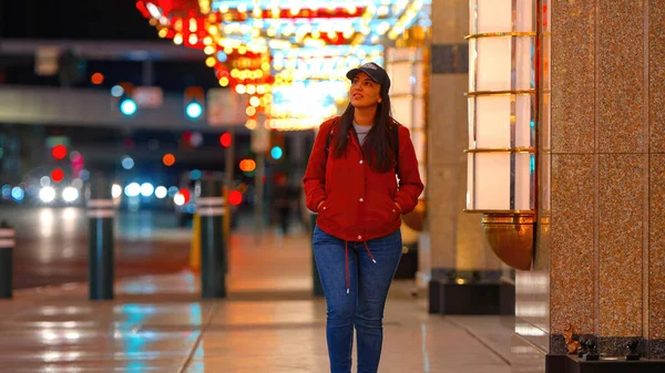 Nuori Nainen Kävelee Keskustassa Las Vegas Matka Valokuvaus — kuvapankkivalokuva