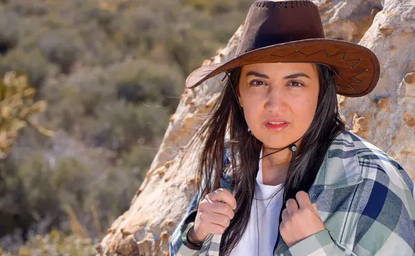 Lähikuva Nuori Nainen Länsimaiseen Tyyliin Asu Arizonan Autiomaassa Matka Valokuvaus — kuvapankkivalokuva
