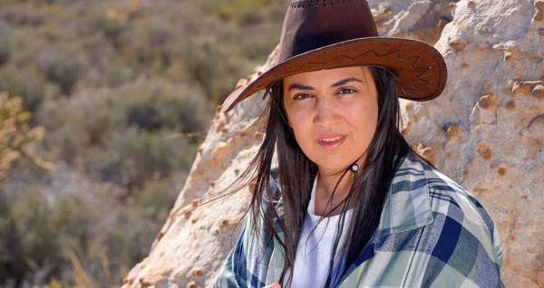 Lähikuva Nuori Nainen Länsimaiseen Tyyliin Asu Arizonan Autiomaassa Matka Valokuvaus — kuvapankkivalokuva