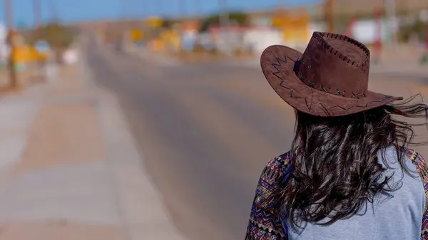Nuori Nainen Cowboy Hattu Kävelemässä Yksinäinen Kadulla Dolan Springs Arizona — kuvapankkivalokuva