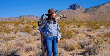 Nevada çölünde genç bir Amerikan yerlisi. Seyahat fotoğrafçısı.