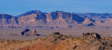 Arizona Çölü 'ndeki tipik kırmızı kayalar ve kumtaşı manzarası - seyahat fotoğrafçılığı