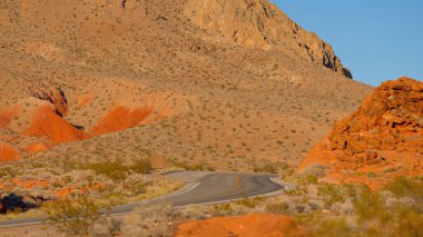Arizona Çölü 'ndeki tipik kırmızı kayalar ve kumtaşı manzarası - seyahat fotoğrafçılığı