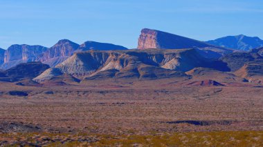 Arizona Çölü 'ndeki tipik kırmızı kayalar ve kumtaşı manzarası - seyahat fotoğrafçılığı