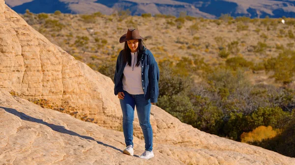 Junge Frau Westernkostüm Erkundet Den Atemberaubenden Red Rock Canyon Nevada — Stockfoto